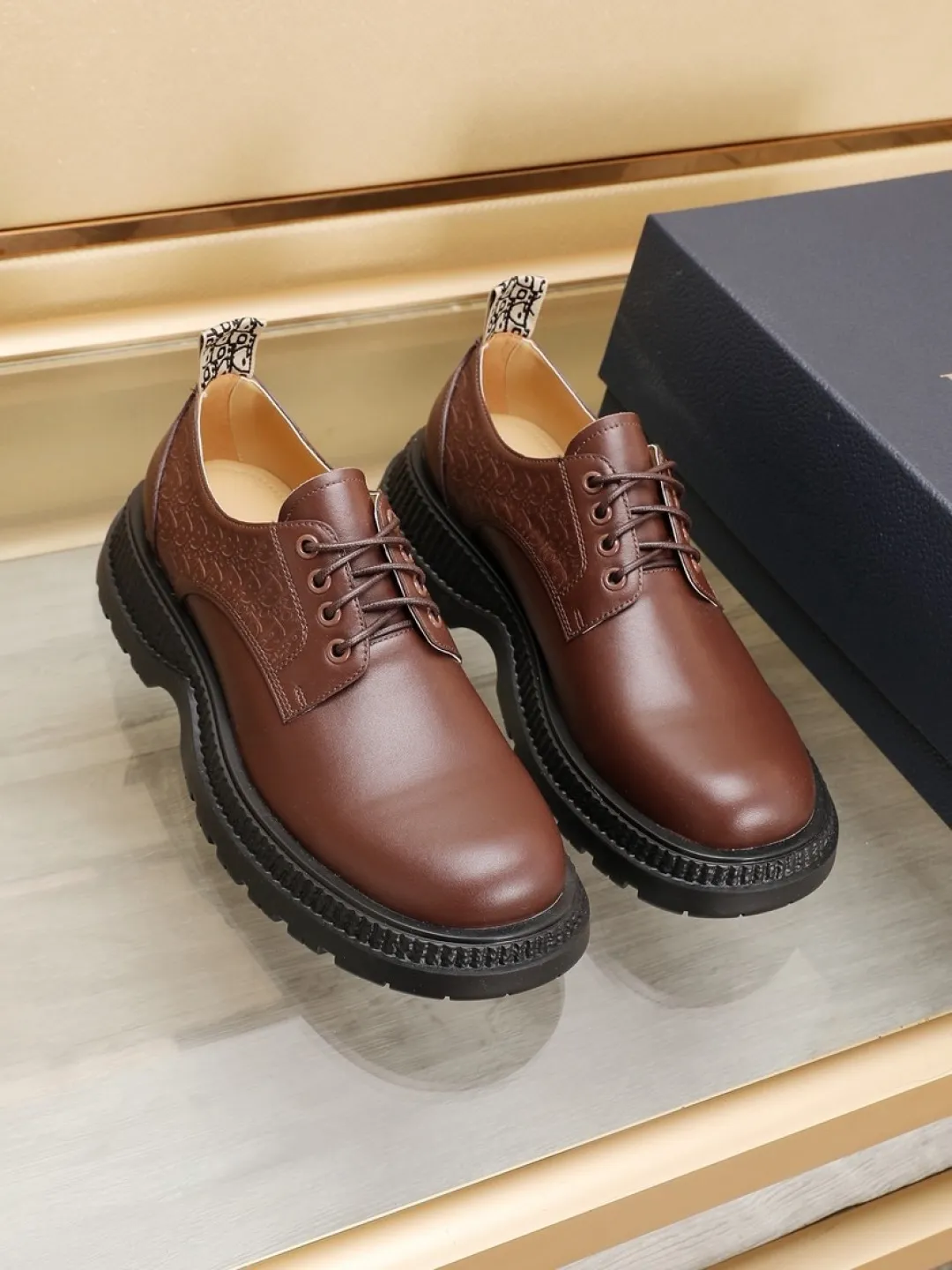 Factory P500💰Dior Buffalo's new low-top Derby casual leather shoes, a new product in the 2024 spring men's series, ideally combine unconventional characteristic elements with Dior's high-end aesthetic style. The original first-grain calfskin upper features side panels with a tonal debossed Oblique print, and the chunky rubber sole showcases a crepe-effect design. Styled with wide leather laces and Oblique-printed rear pull tabs, they add a modern touch to any look. Practical and stylish, it can be easily paired with a variety of casual looks. Size: 38-44 (45 customized)